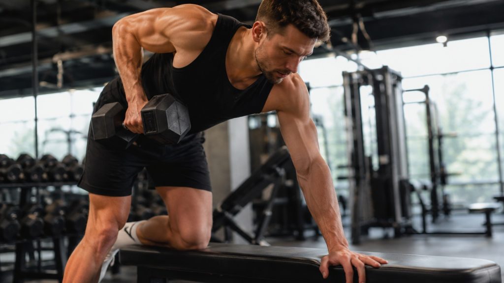 man sportkleding fitness rug oefening gewicht