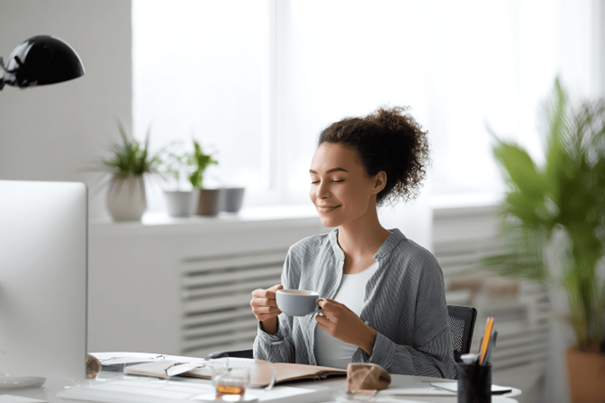 Vrouw werkt achter bureau