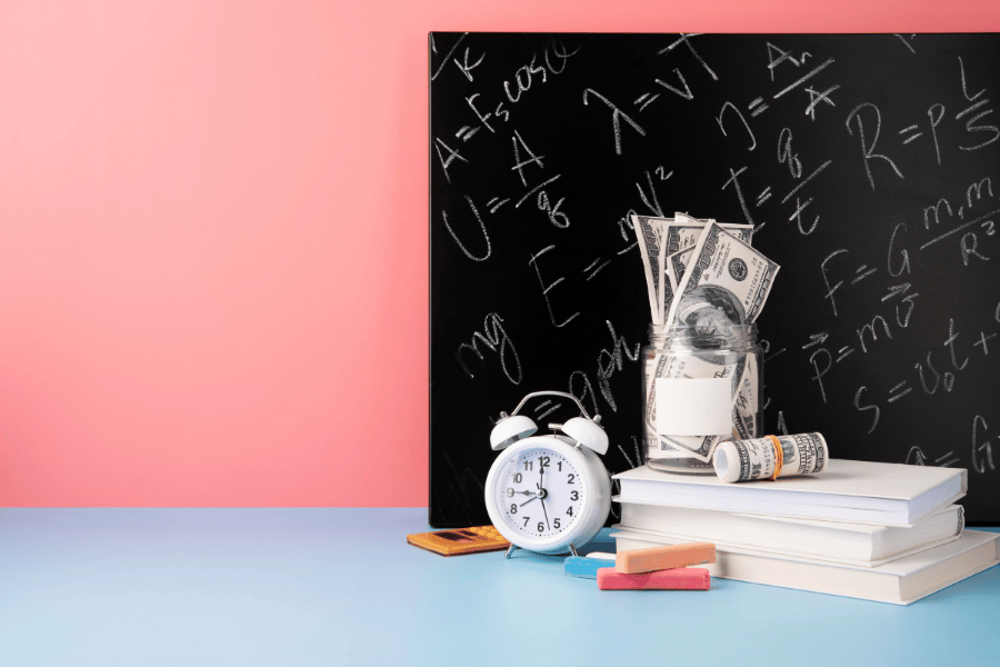 krijtbord formules pot biljetten wekker rekenmachine roze achtergrond