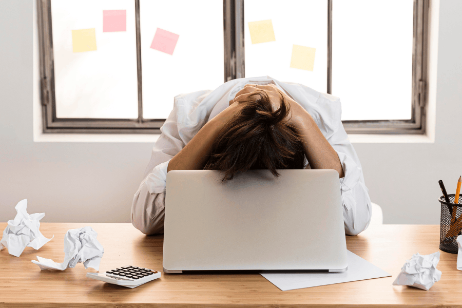 Vrouw stress laptop boeken om een burn-out te voorkomen