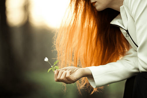 vrouw met bloem