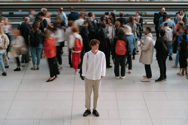 man staat op druk perron
