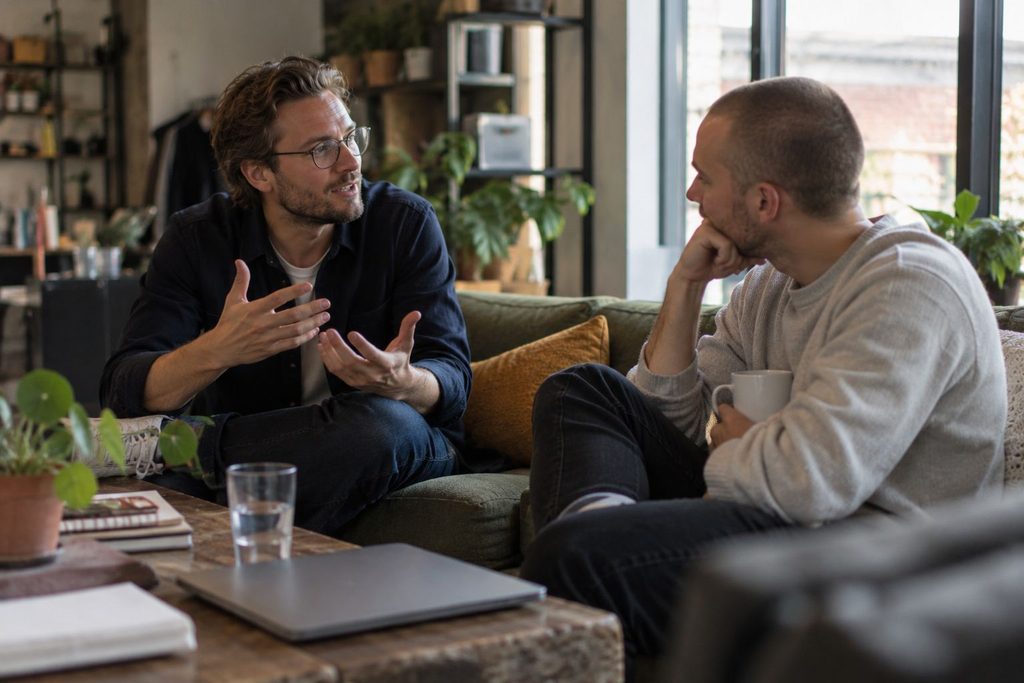 twee mannen doen een persoonlijkheidstest en overleggen met elkaar
